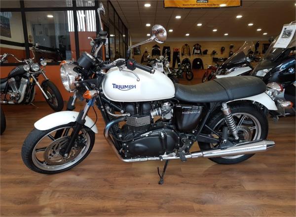 TRIUMPH BONNEVILLE 900