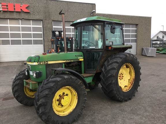 John Deere 2140