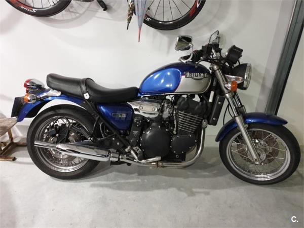 TRIUMPH BONNEVILLE 900