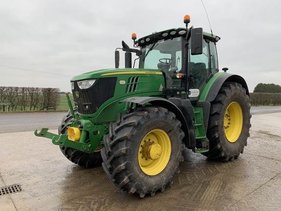 John Deere 6215R