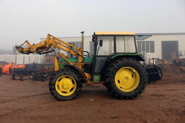 John Deere 2140