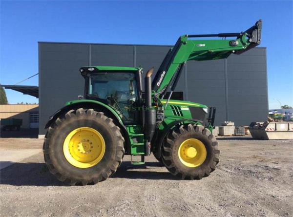 John Deere 6215R