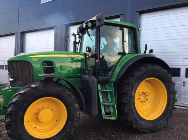 John Deere 7430