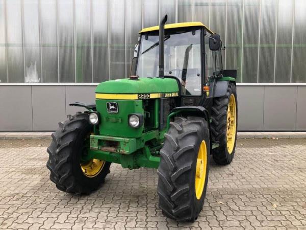 John Deere 2250