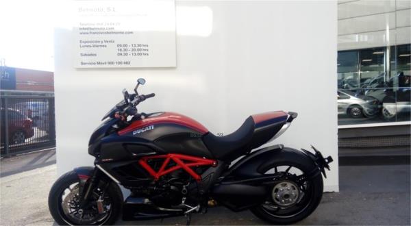 DUCATI DIAVEL CARBON RED