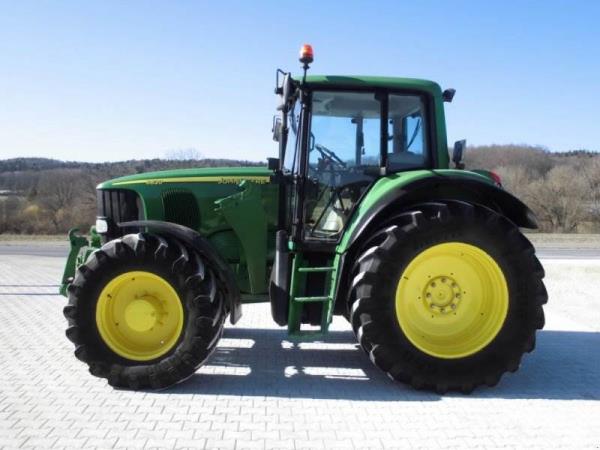 John Deere 6820