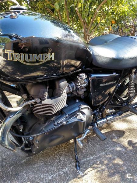 TRIUMPH BONNEVILLE 900