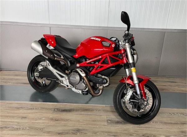 DUCATI MONSTER 696