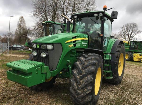 John Deere 7830