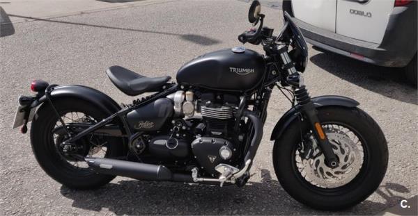 TRIUMPH Bonneville Bobber Black