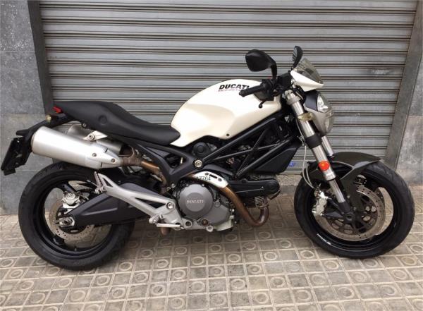 DUCATI MONSTER 696