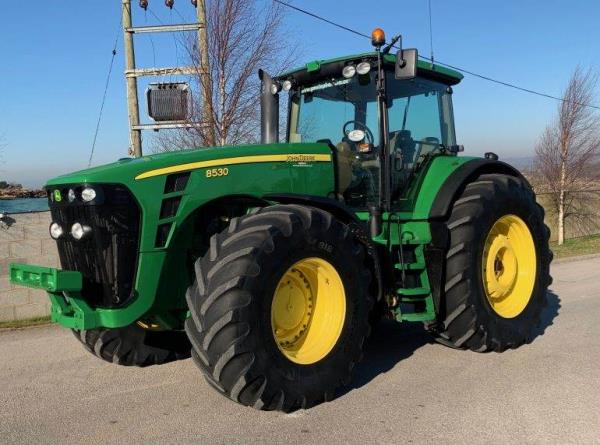 John Deere 8530