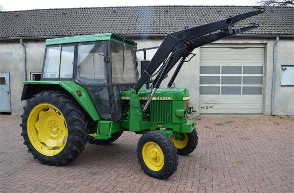 John Deere 2130