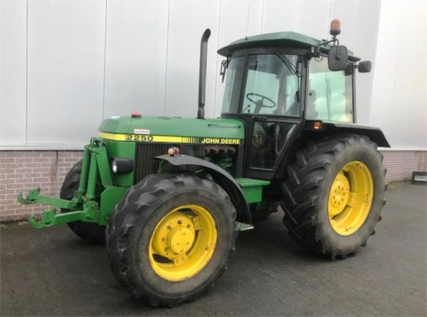 John Deere 2250 TRACTOR