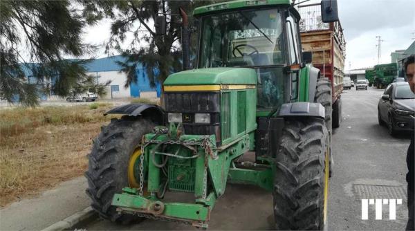 John Deere 6910