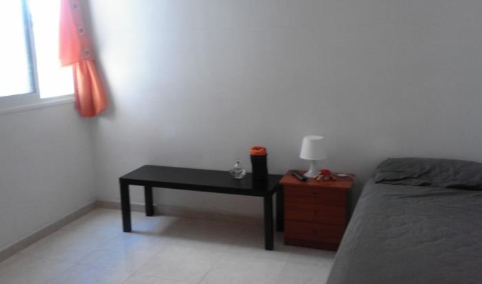 habitación muy amplia y luminosa con wify sin fianza 230 .