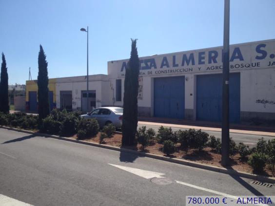 Se vende industrial de 1020 metros en  Almería Capital