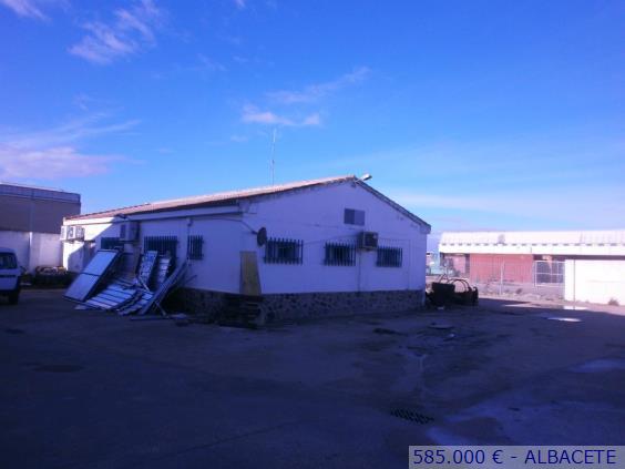 Se vende industrial de 2065 metros en  Albacete Capital