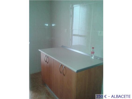 Piso en alquiler de 4 habitaciones en  Albacete Capital