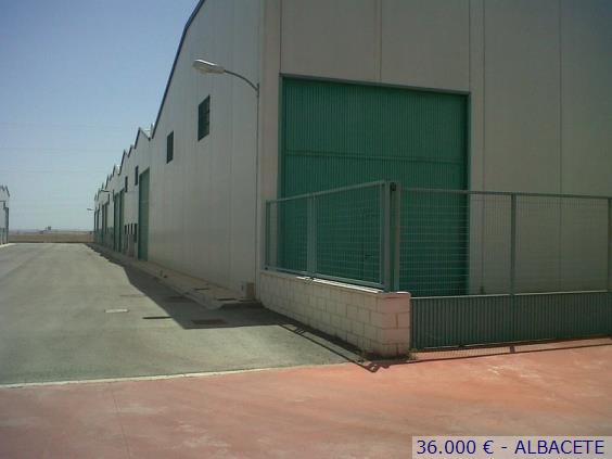 Se vende industrial de 200 metros en  Albacete Capital