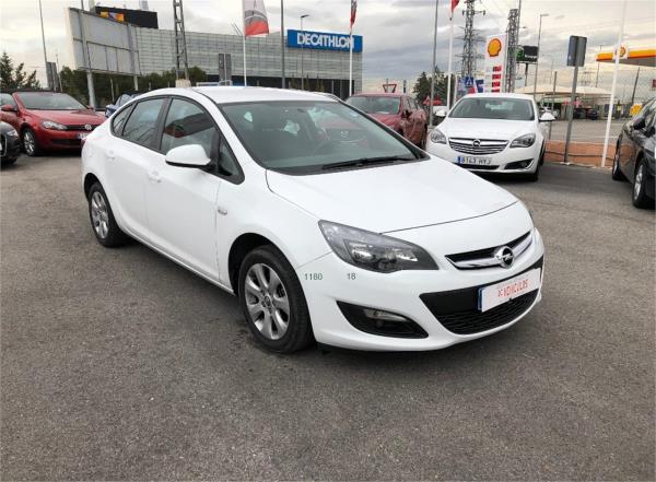 Opel astra 4 puertas Diesel del año 2016