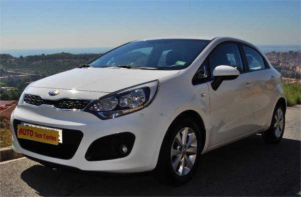 Kia rio 5 puertas Gasolina del año 2013