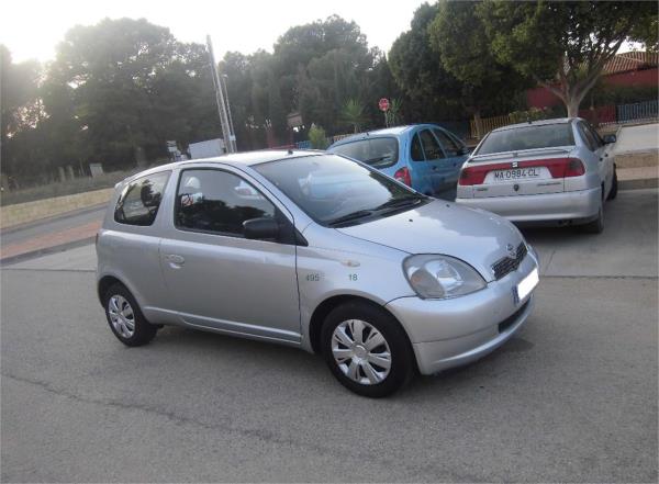 Toyota yaris 3 puertas Gasolina del año 2002