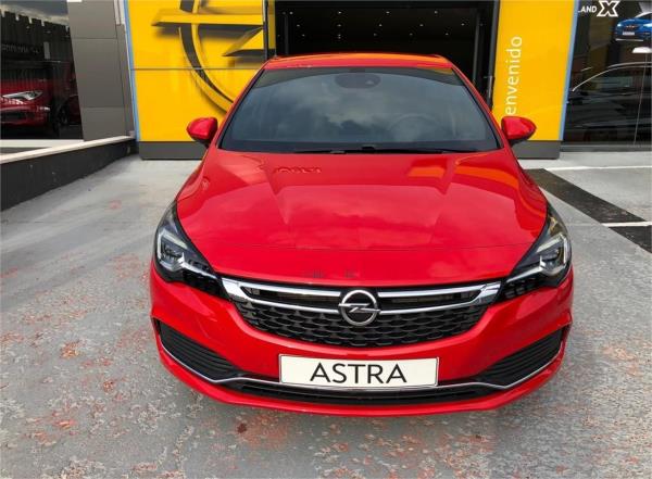 Opel astra 5 puertas Gasolina del año 2018