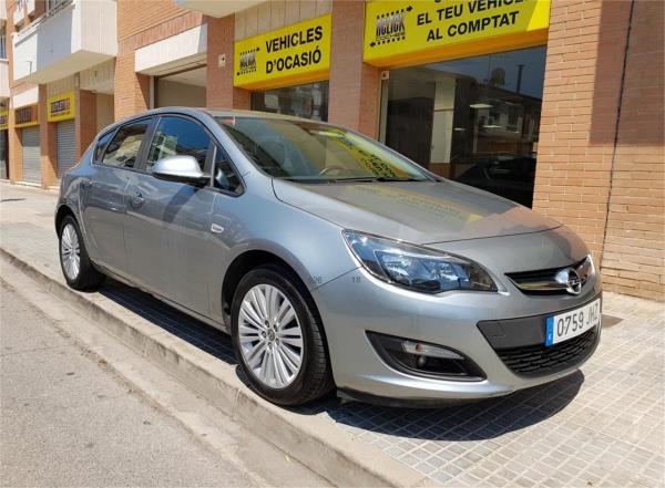 Opel astra 5 puertas Gasolina del año 2015