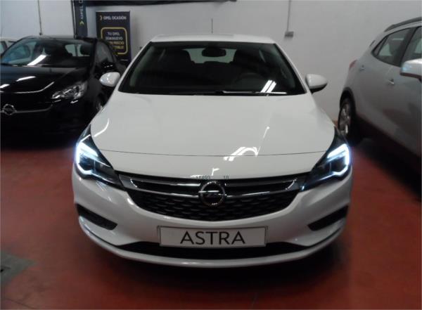 Opel astra 5 puertas Gasolina del año 2018