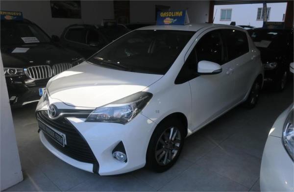 Toyota yaris 5 puertas Gasolina del año 2016