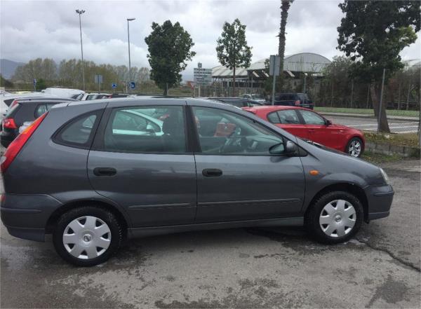 Nissan almera tino 5 puertas Gasolina del año 2004