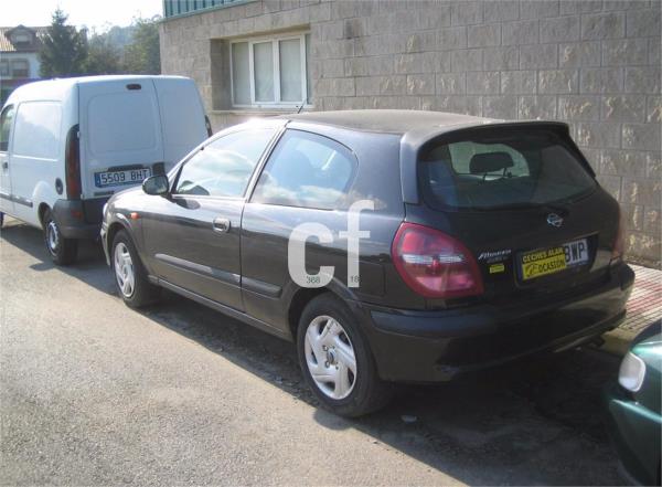 Nissan almera 3 puertas Diesel del año 2002